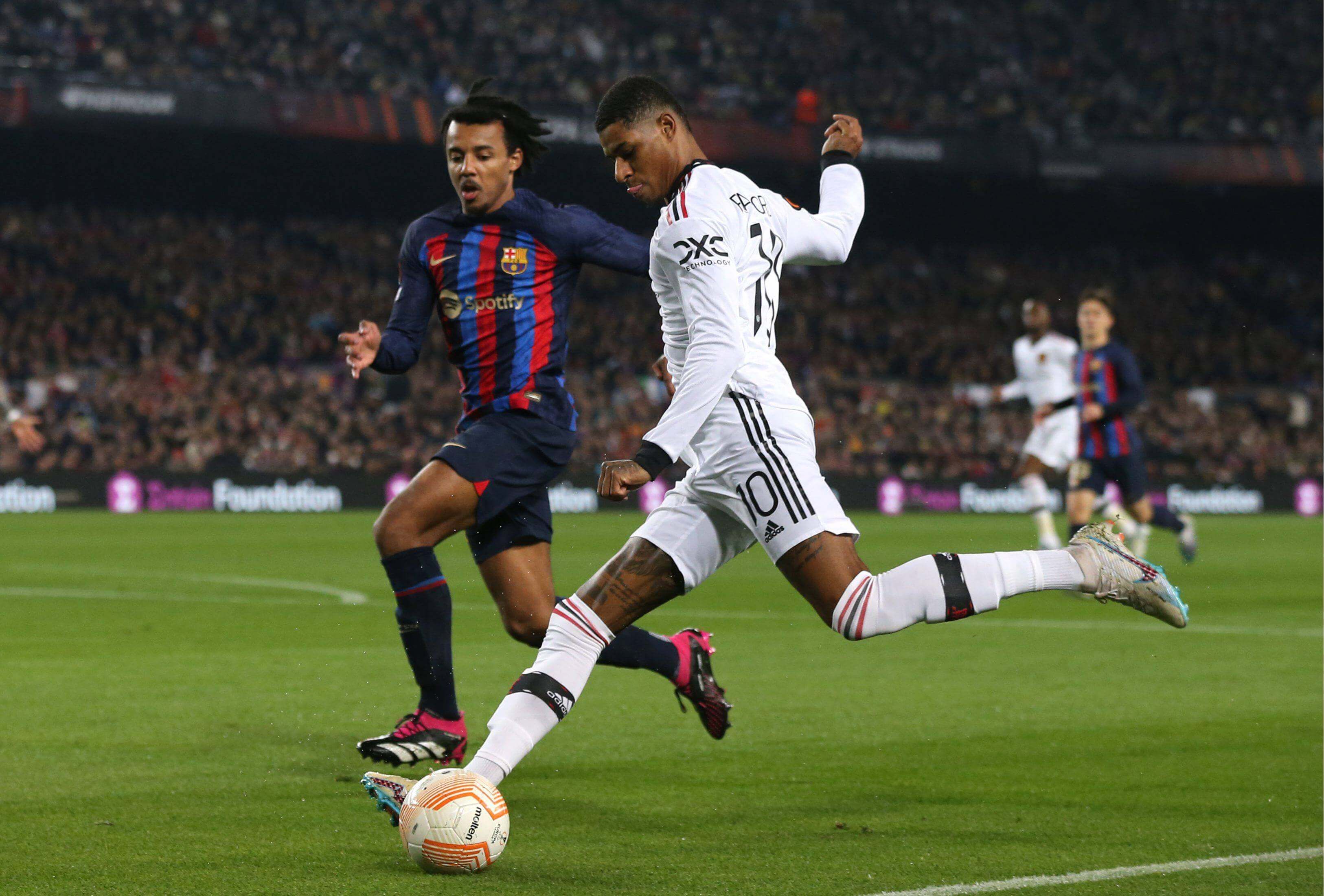  Marcus Rashford contra Koundé (Cordon Press)