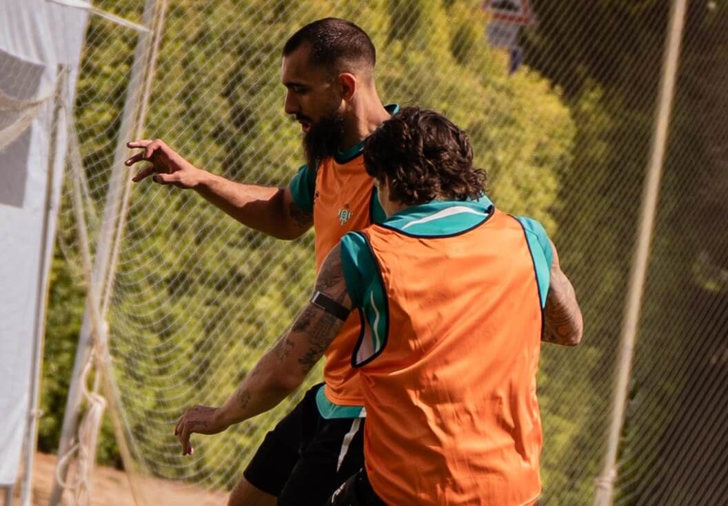 Borja Iglesias, en la pretemporada del Betis en Almancil (Foto: RBB).