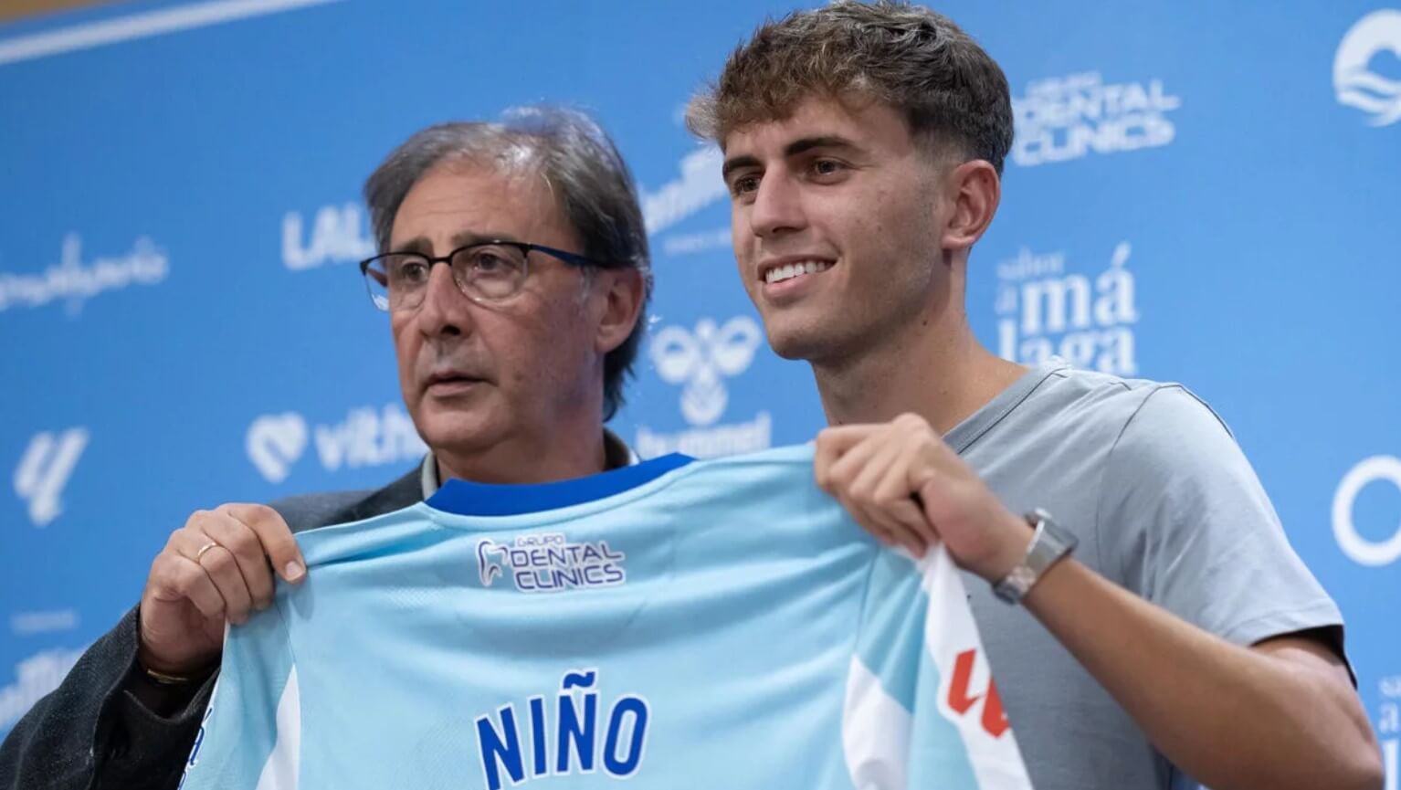 Adrián Niño, con Loren Juarros en su presentación con el Málaga (Foto: MCF).