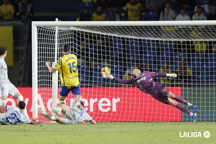  Adrián Rodríguez encaja un gol en el Las Palmas-Alavés.