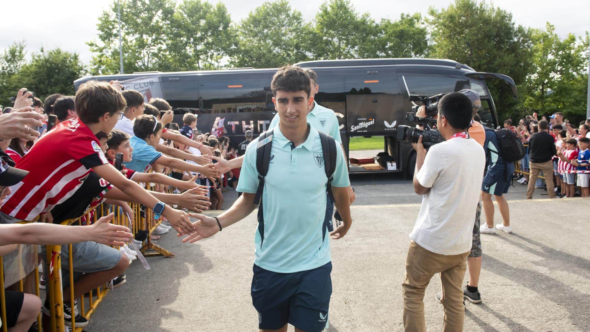  Malcom Adu Ares saluda a los aficionados rojiblancos.