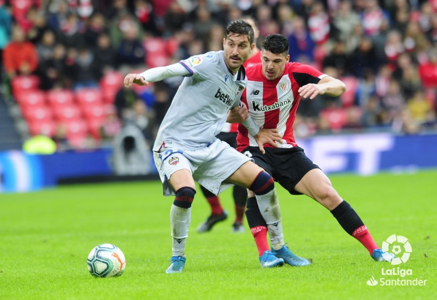 Ander Capa presiona a Campaña en el Athletic-Levante.