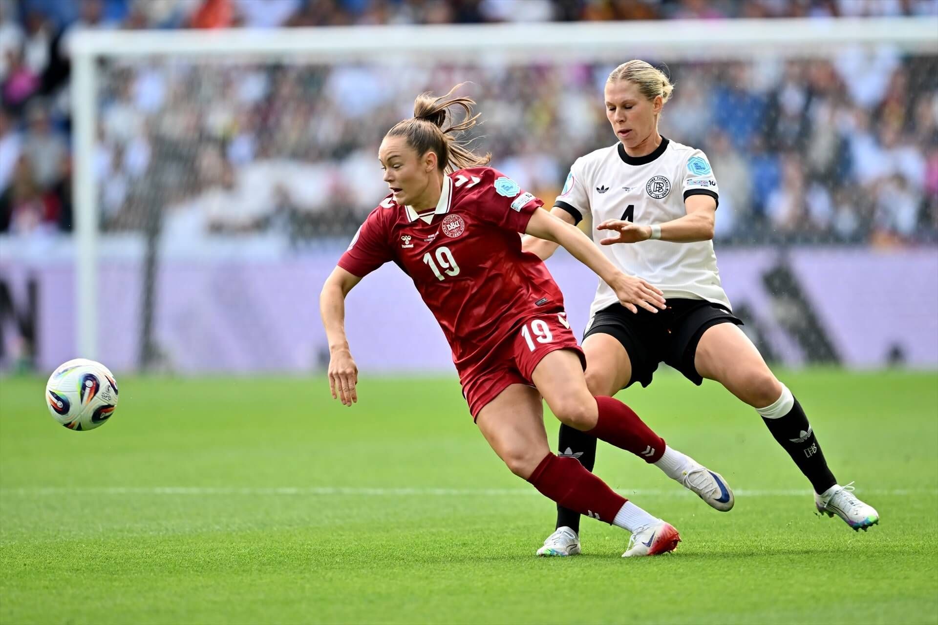 Janni Thomsen conduce delante de Rebecca Knaak en el Alemania-Dinamarca de la Euro 2025 (Foto: Euro