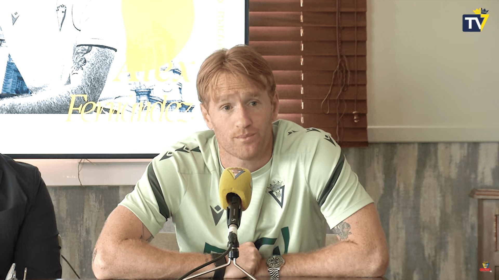 Álex Fernández, en la rueda de prensa tras su renovación por el Cádiz.