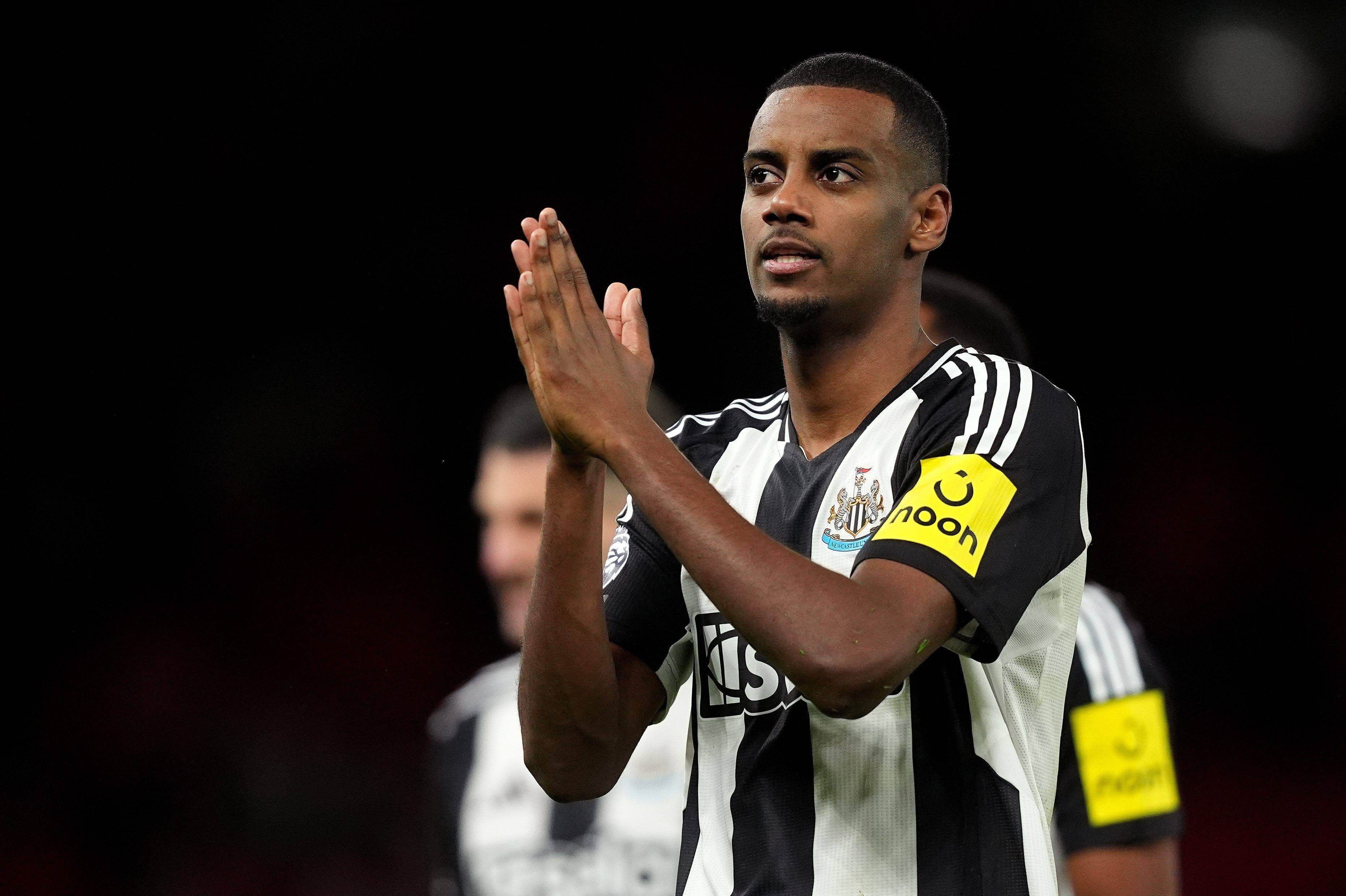 Alexander Isak aplaude tras un partido del Newcastle (Foto: Cordon Press).
