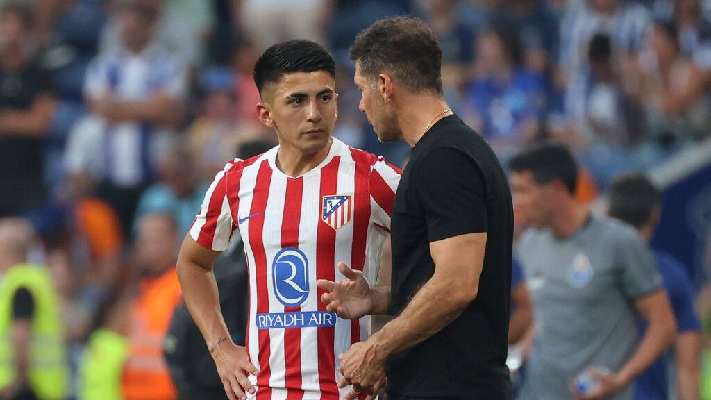  Thiago Almada y Diego Simeone en el Atlético - Oporto (Fuente: Cordon Press)