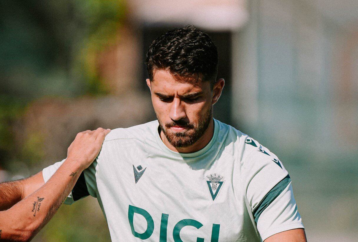  Álvaro García Pascual calienta antes del Cádiz-Al Sadd.