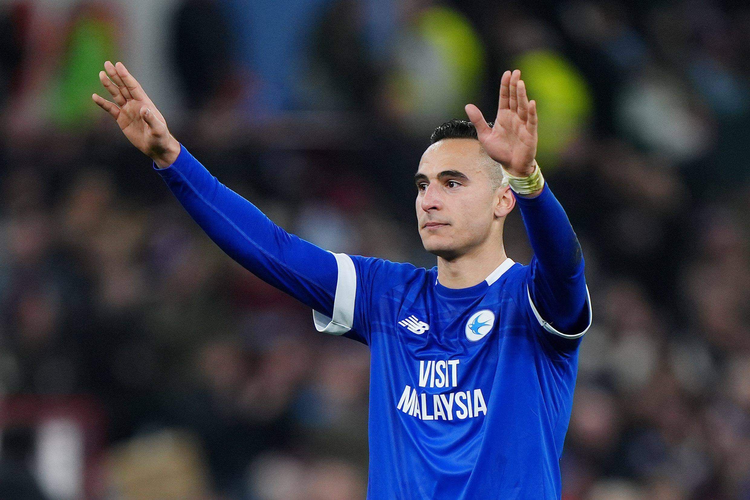 Amwar El Ghazi se despide de los aficionados del Cardiff City.