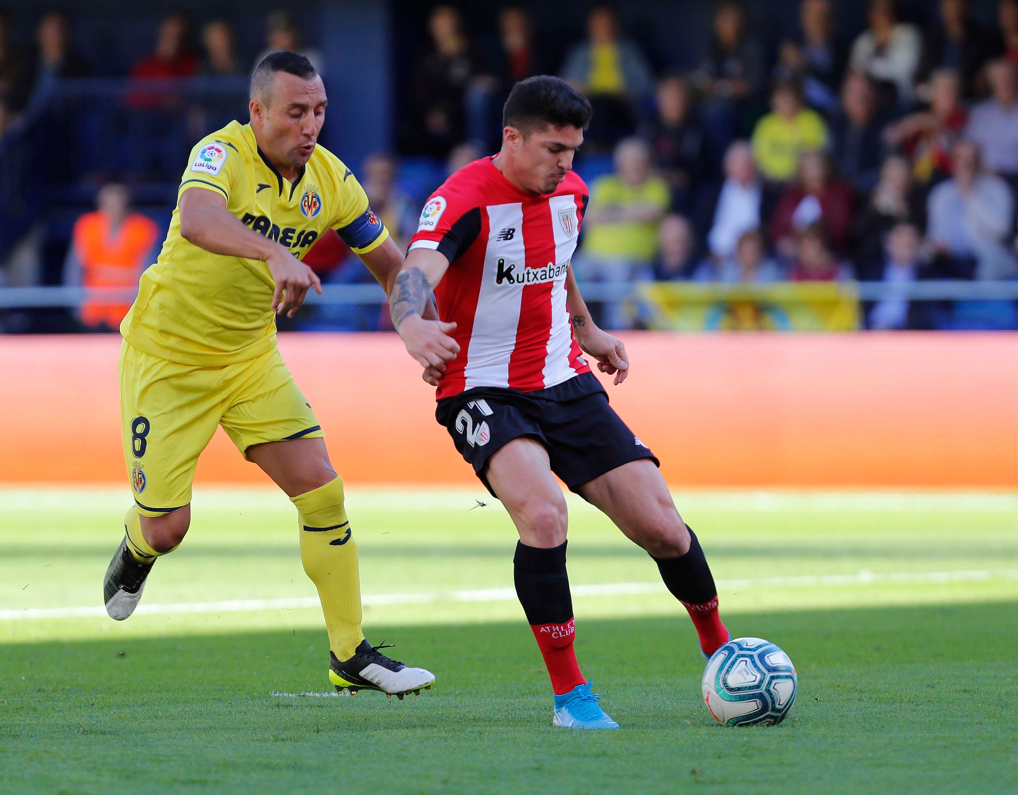 Ander Capa intenta controlar la pelota ante Santi Cazorla (Foto: LaLiga).