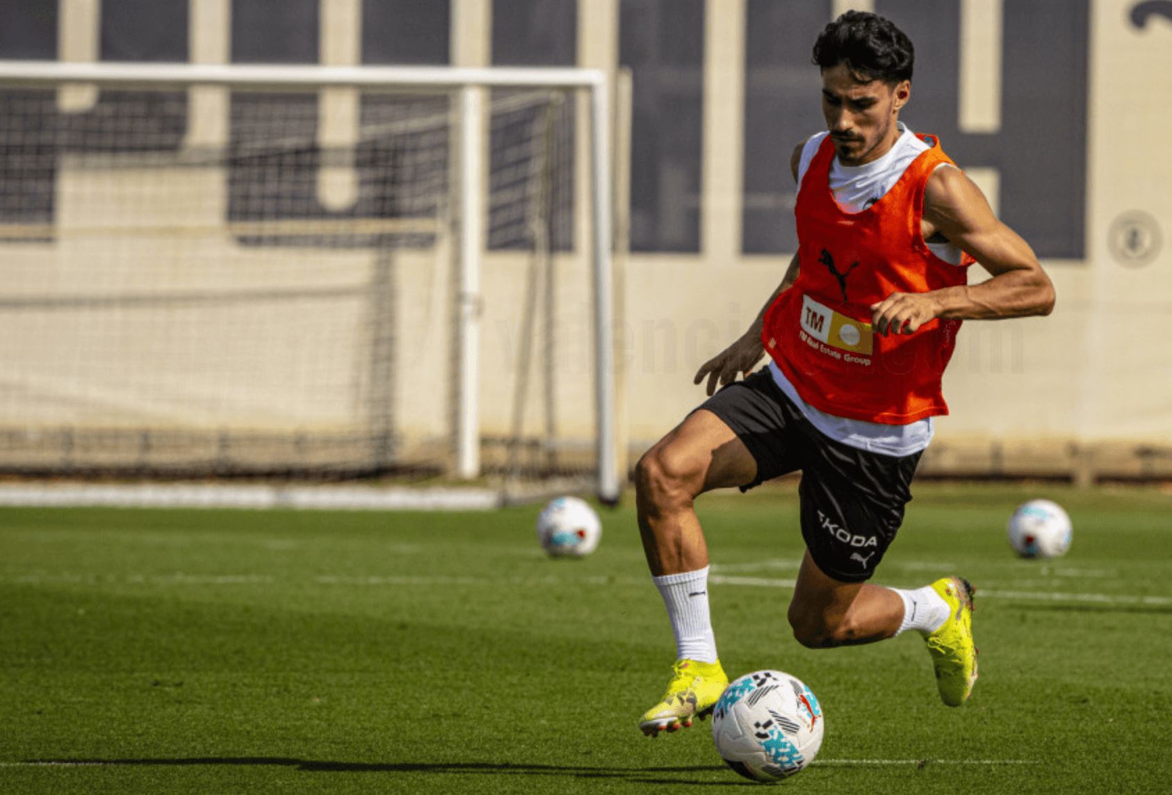  André Almeida, en un entrenamiento con el Valencia.