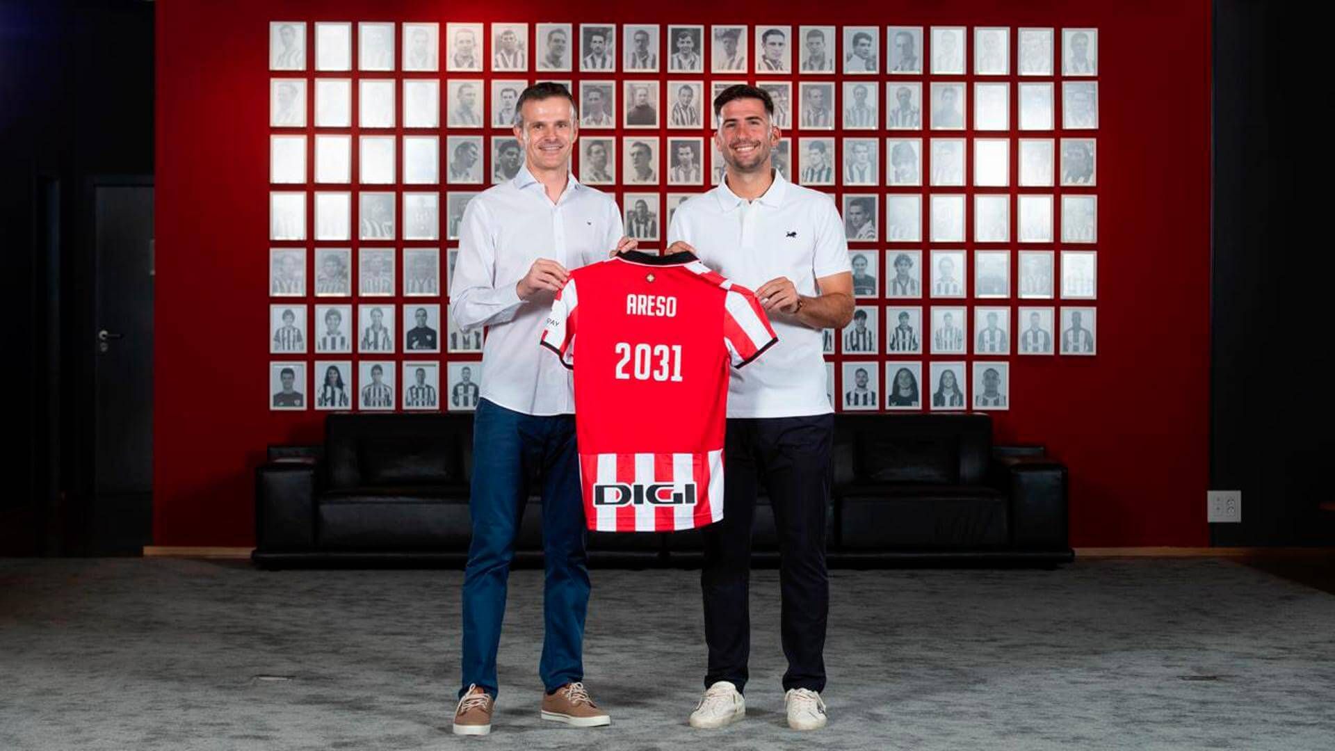  Jon Uriarte y Jesús Areso posan juntos en San Mamés.