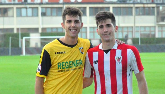 Los hermanos Javier y Jesús Areso, este con el Bilbao Athletic, posan antes de un partido entre ambos en Lezama.