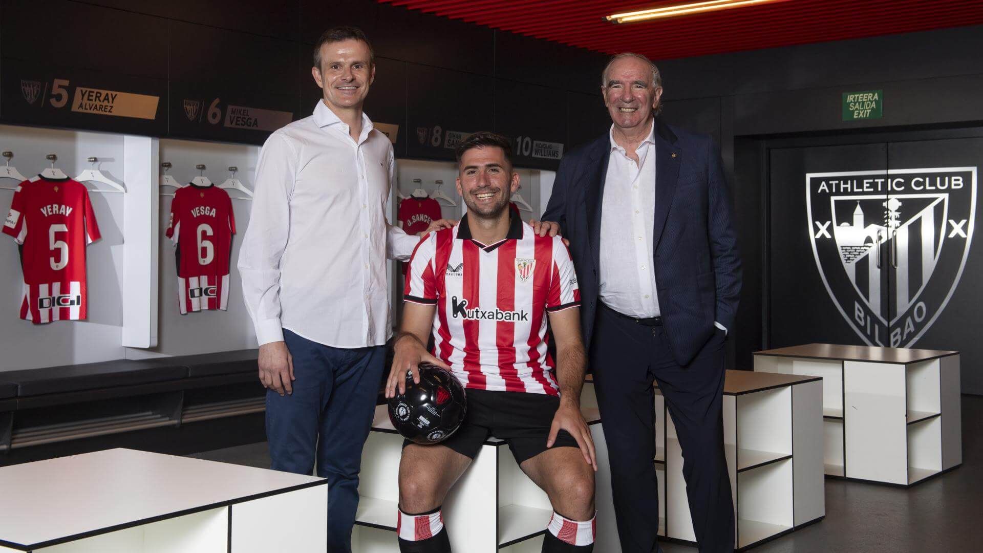  El navarro Jesús Areso posa con Jon Uriarte e Iribar en el estadio de San Mamés.