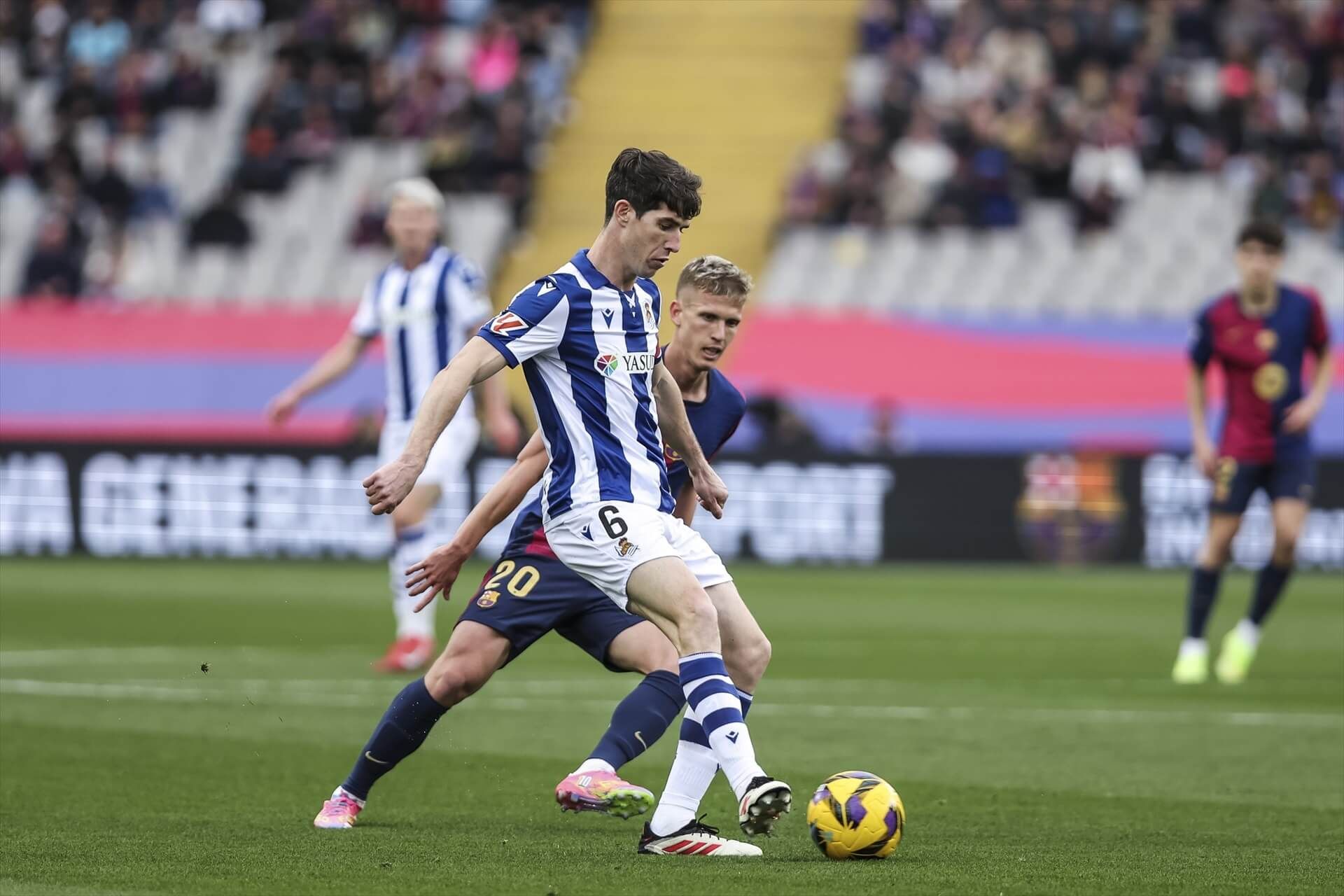  Aritz Elustondo, delante de Dani Olmo en el Barcelona-Real Sociedad.