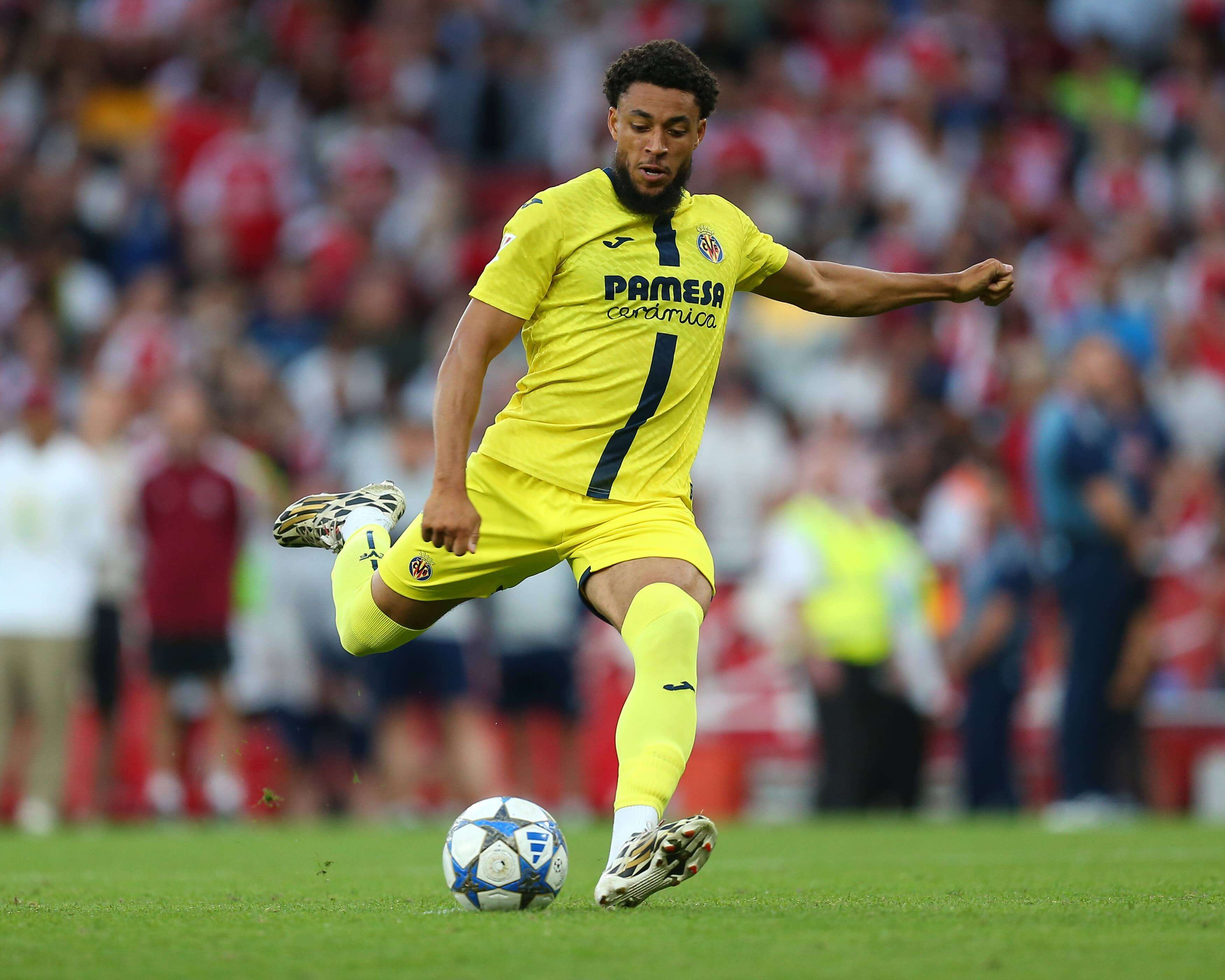  Arnaut Danjuma dispara en el Arsenal-Villarreal de pretemporada.