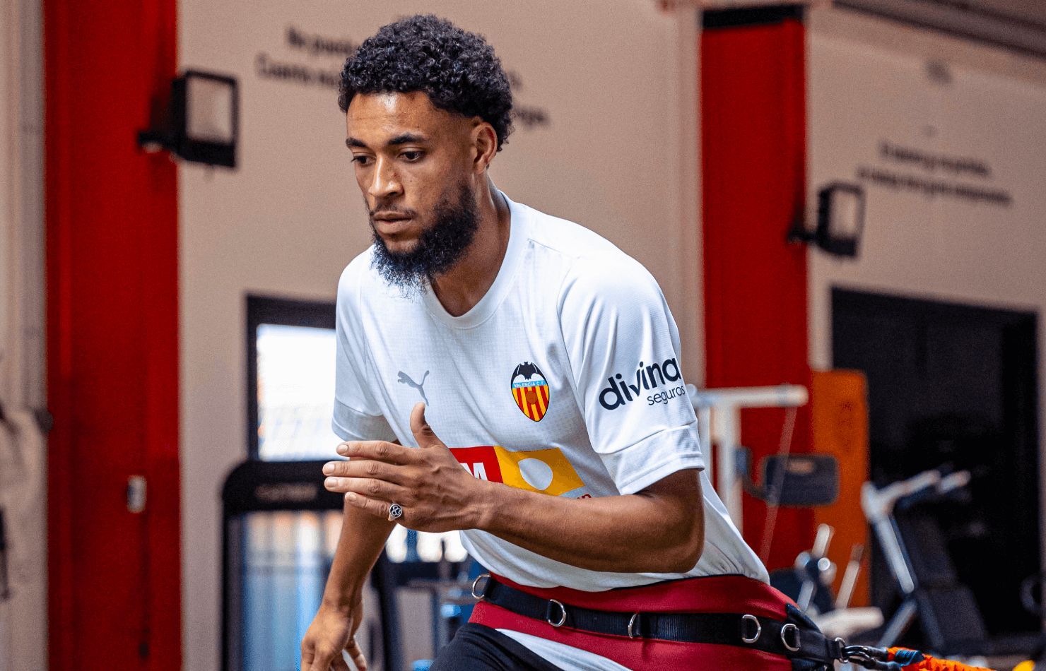  Arnaut Danjuma firma con el Valencia CF