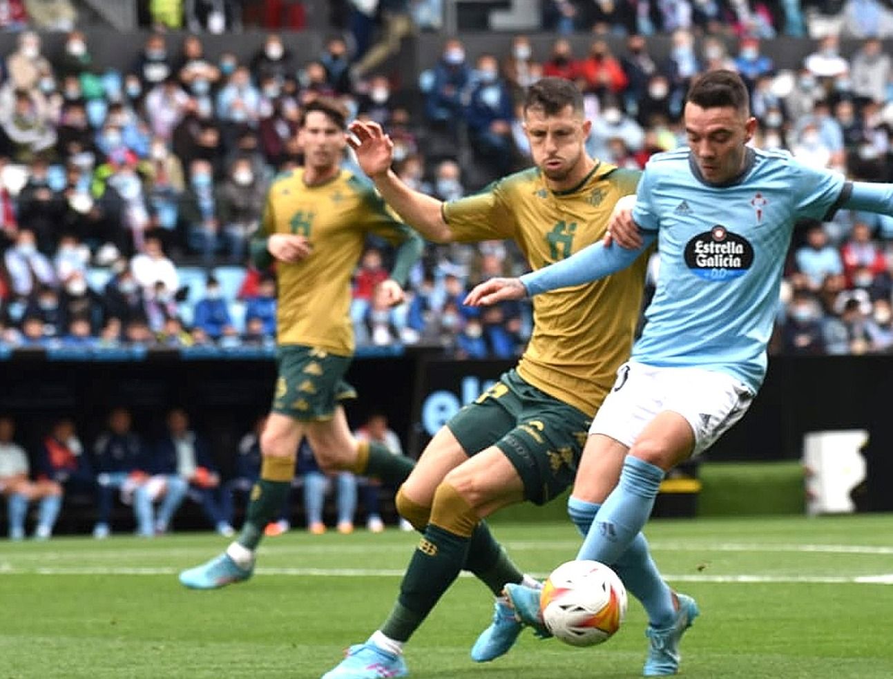 Aspas controla el balón ante Guido Rodríguez.