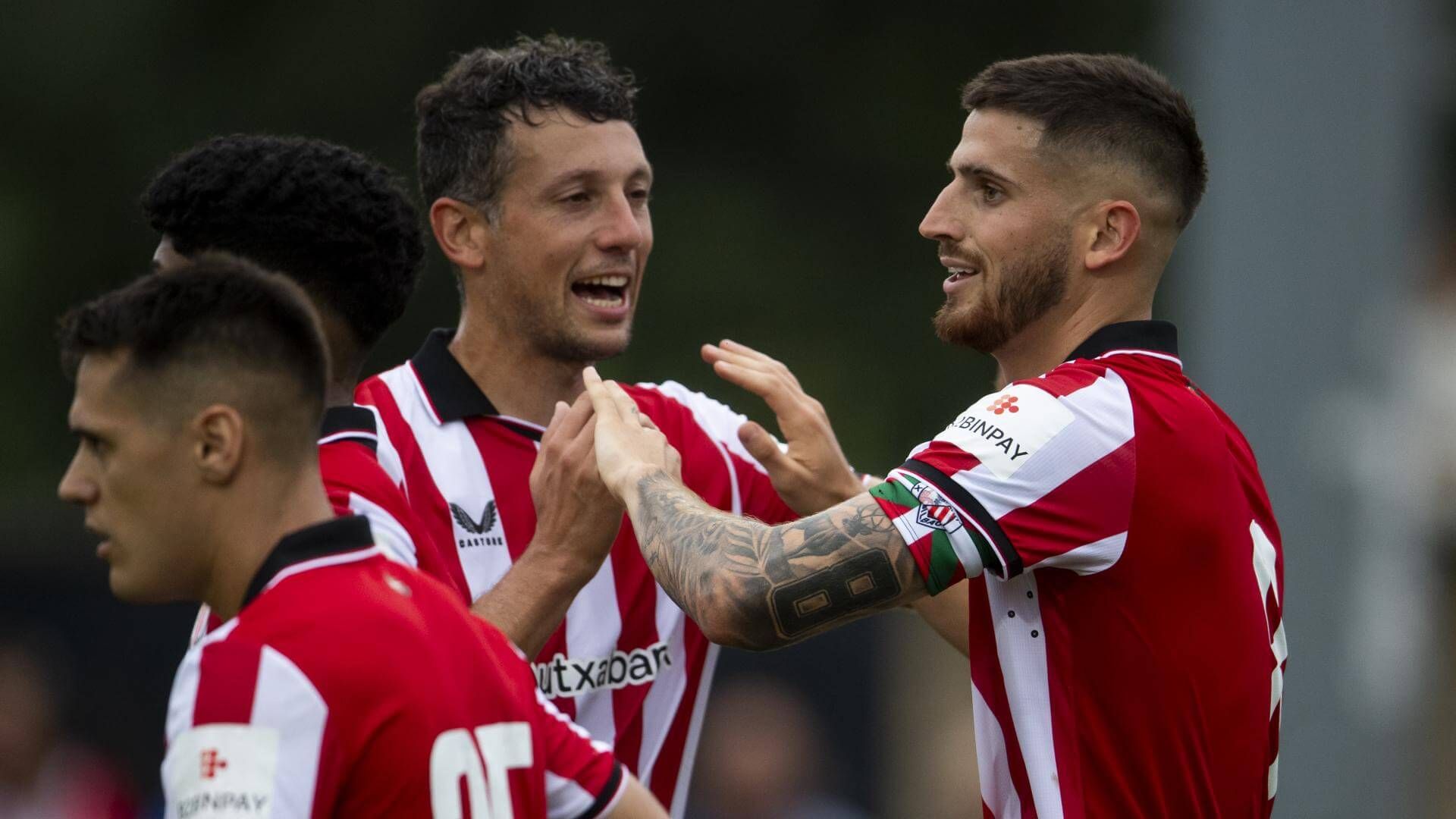  Mikel Vesga y Oihan Sancet celebran el gol del Athletic ante la SD Ponferradina.