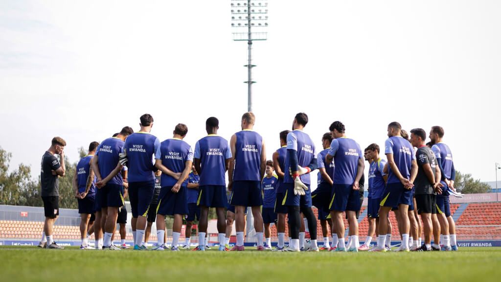 El Atlético de Madrid recibe indicaciones en la pretemporada ('X' @Atleti)