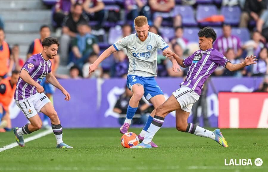  Aznou intenta parar a Carlos Vicente.