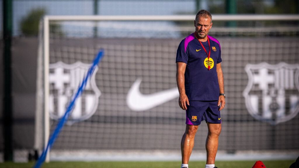 Hansi Flick durante un entrenamiento (X: @FCBarcelona_es)