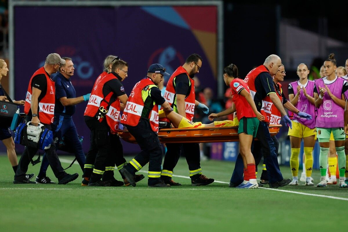  Jassina Blom se marcha en camilla del Bélgica-Portugal.