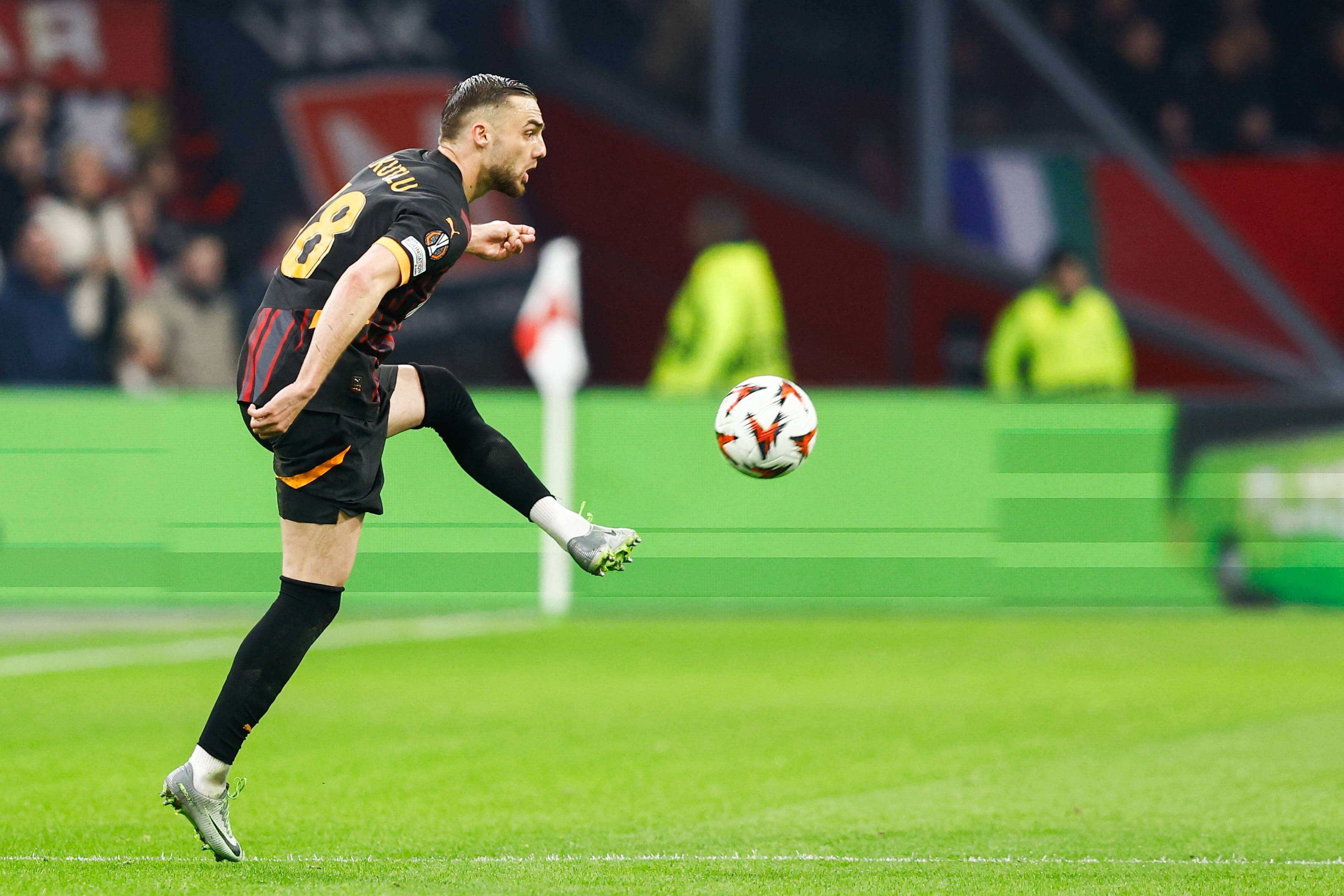 Berkan Kutlu controla un balón en un partido del Galatasaray (Foto: Cordon Press).