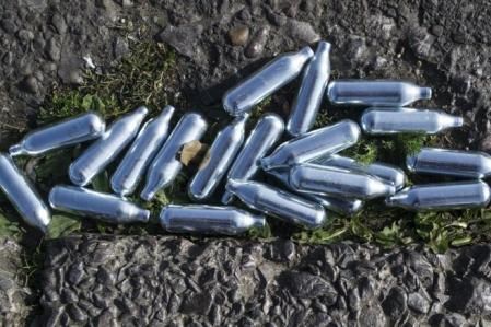  Botes de gas de la risa de los que se consumen en Premier.