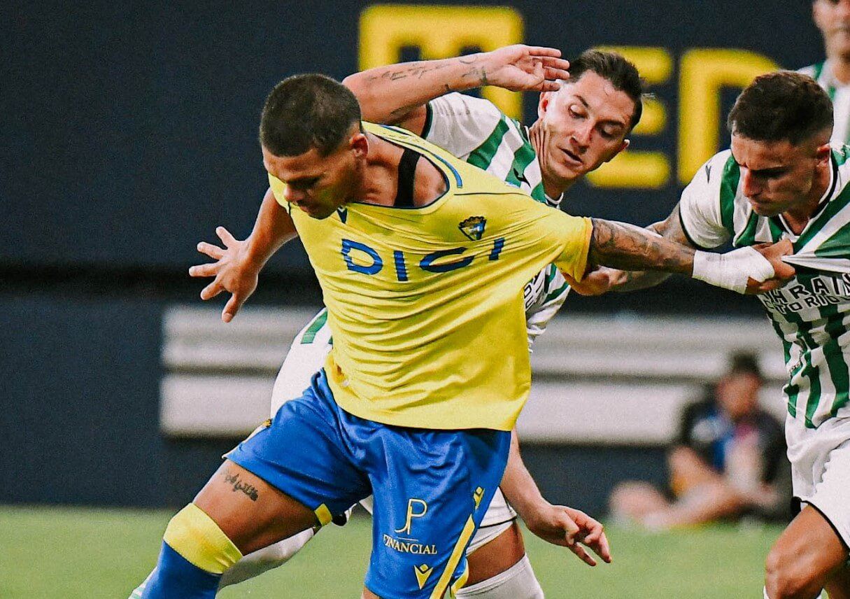 Brian Ocampo intenta marcharse de varios jugadores del Córdoba (Foto: Cádiz CF).