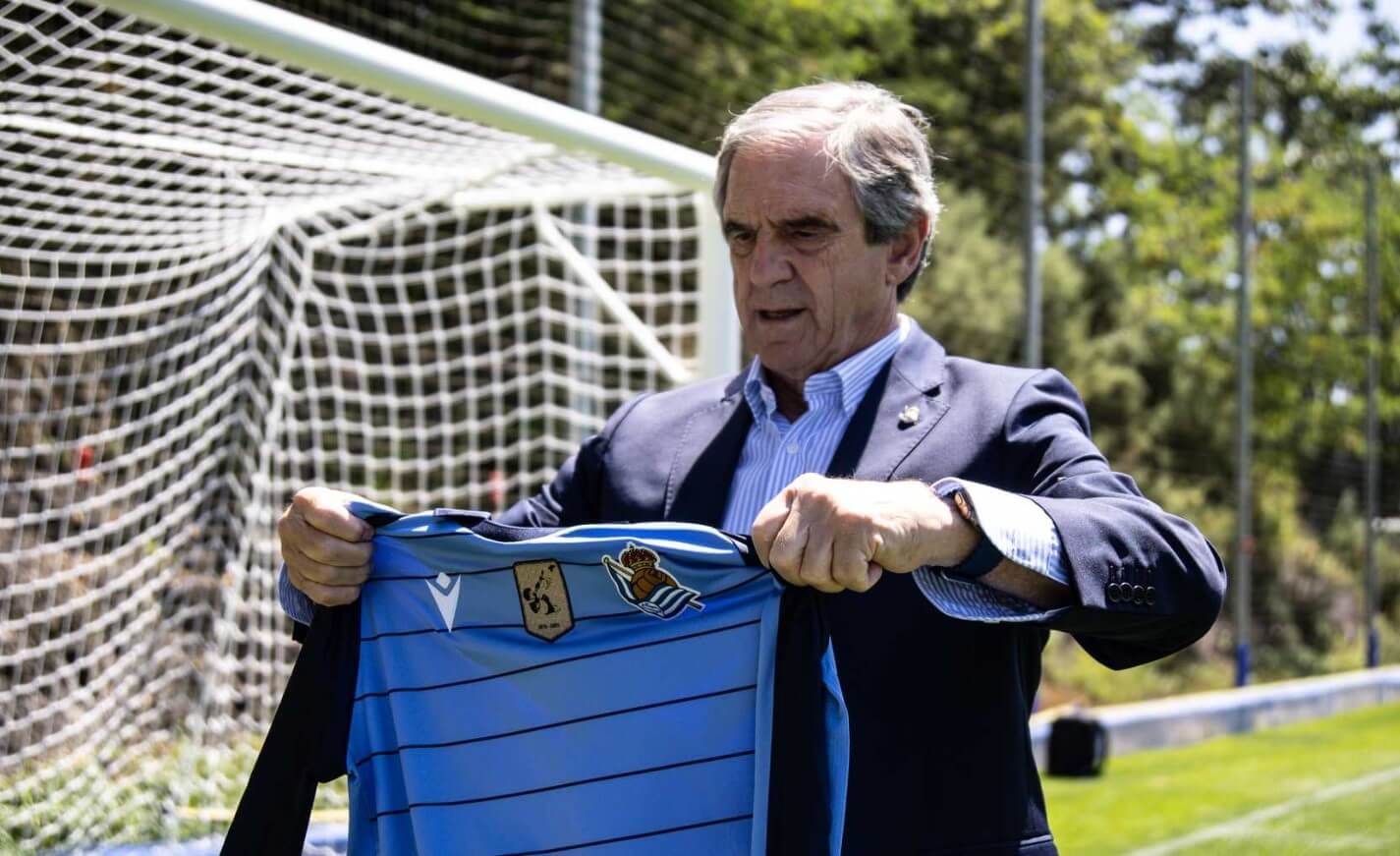  Luis Arconada posa con la camiseta de la Real Sociedad en su homenaje.