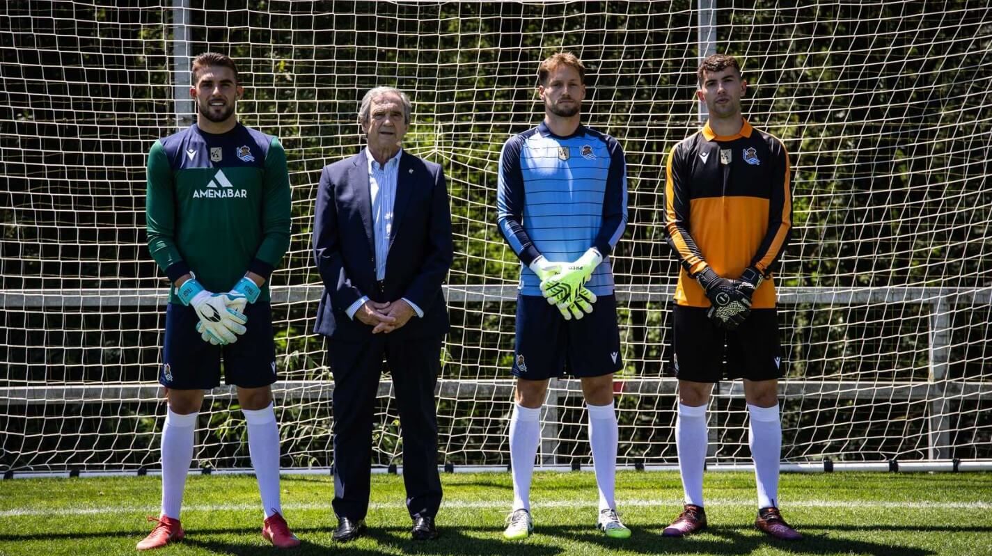  Luis Arconada posa con las camisetas y los porteros de la Real Sociedad.