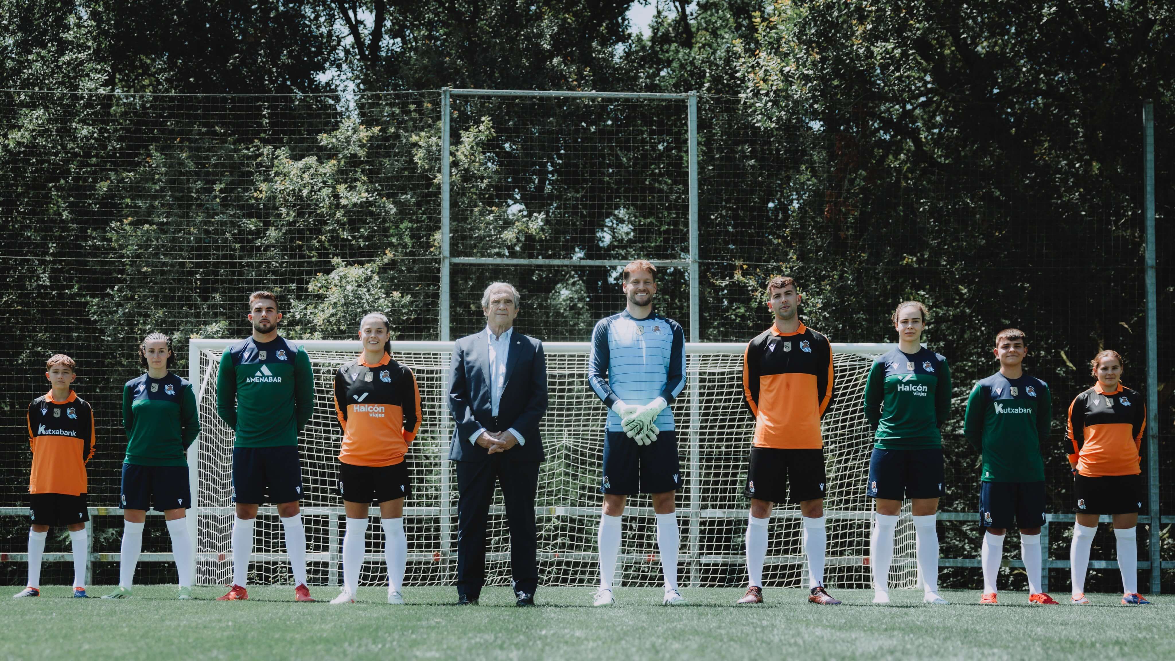  Luis Arconada posa con las camisetas y los porteros de la Real Sociedad.