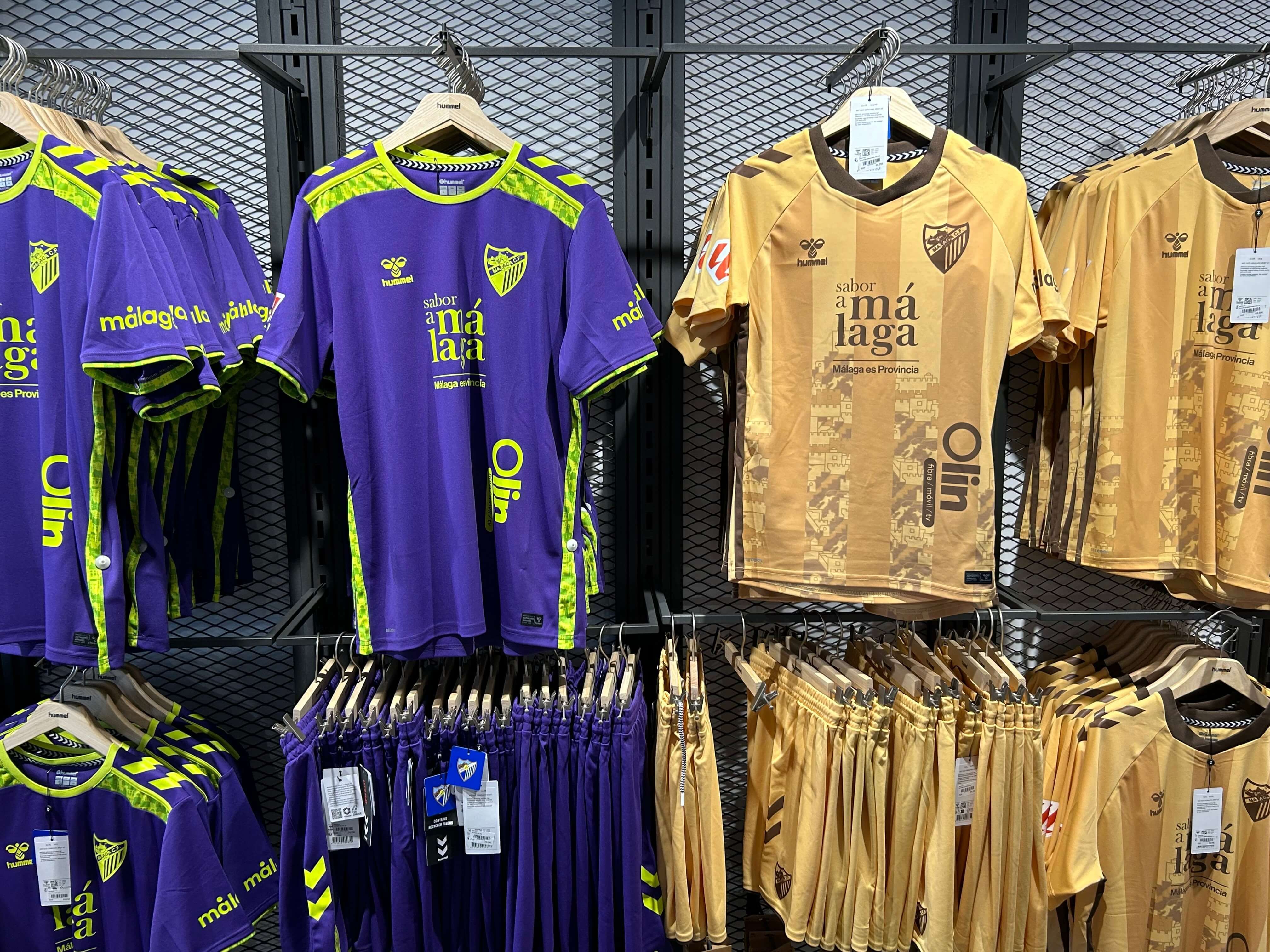  Así lucen las equipaciones alternativas en la tienda de La Rosaleda.