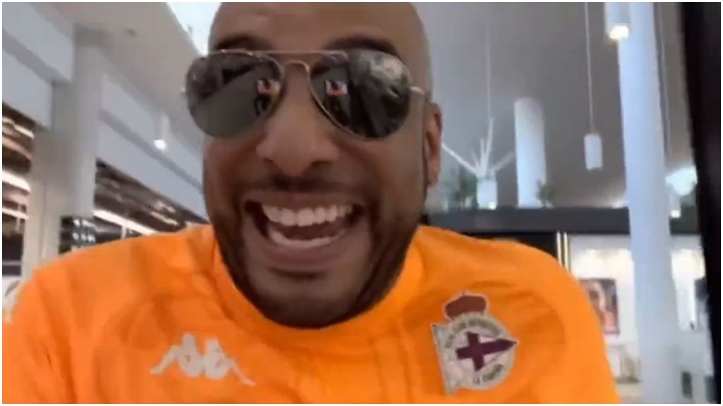 Borja Escalona sale de la tienda con las gafas puestas.