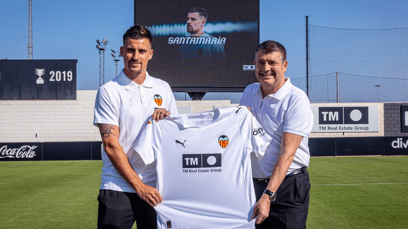 Baptiste Santamaria posa con la camiseta del Valencia (FOTO: Valencia CF).