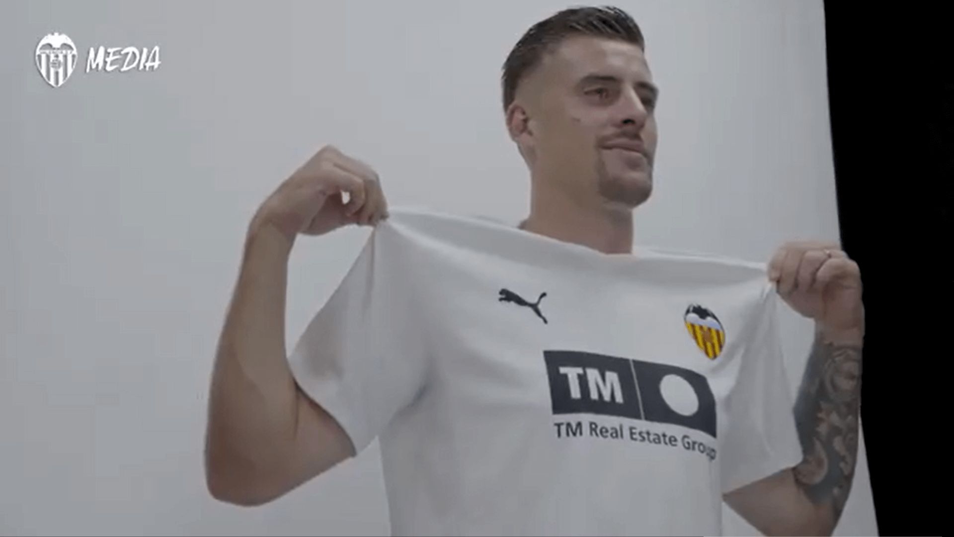 Baptiste Santamaria posa con la camiseta del Valencia.