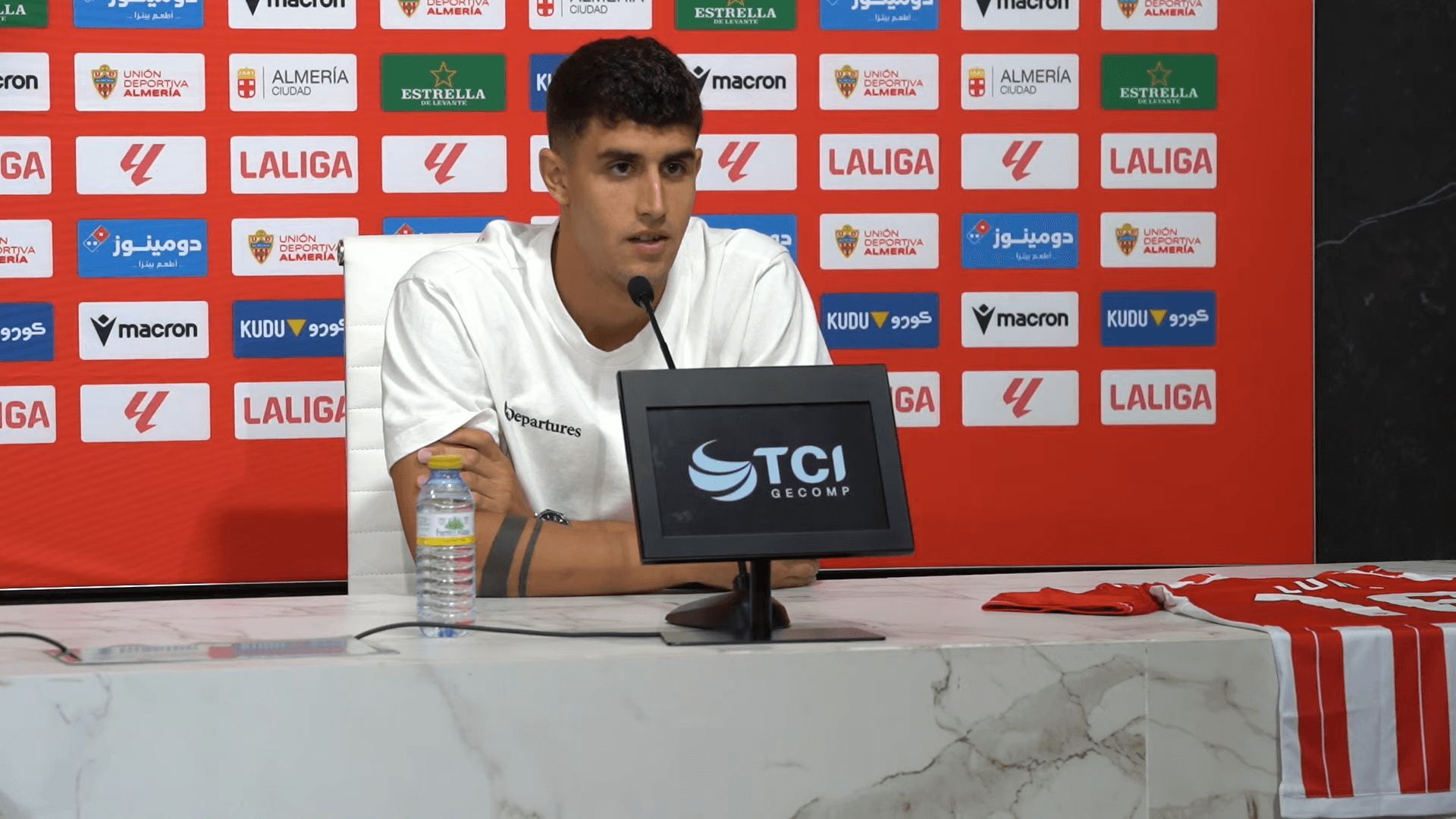 Marcos Luna, en rueda de prensa del Almería durante su presentación.