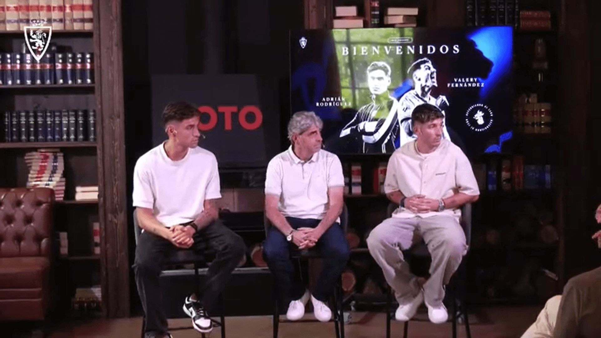 Txema Indias, en la presentación de Adrián y Valery.