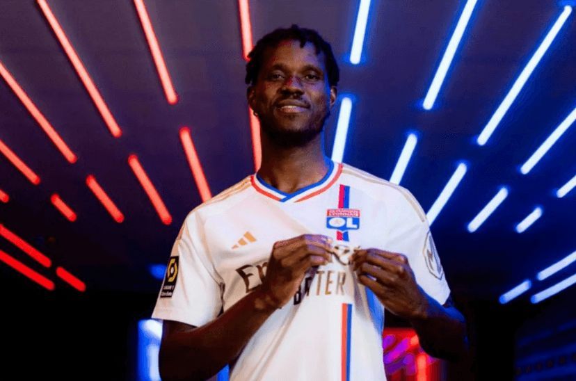 Paul Akouokou posa con la camiseta del club francés.