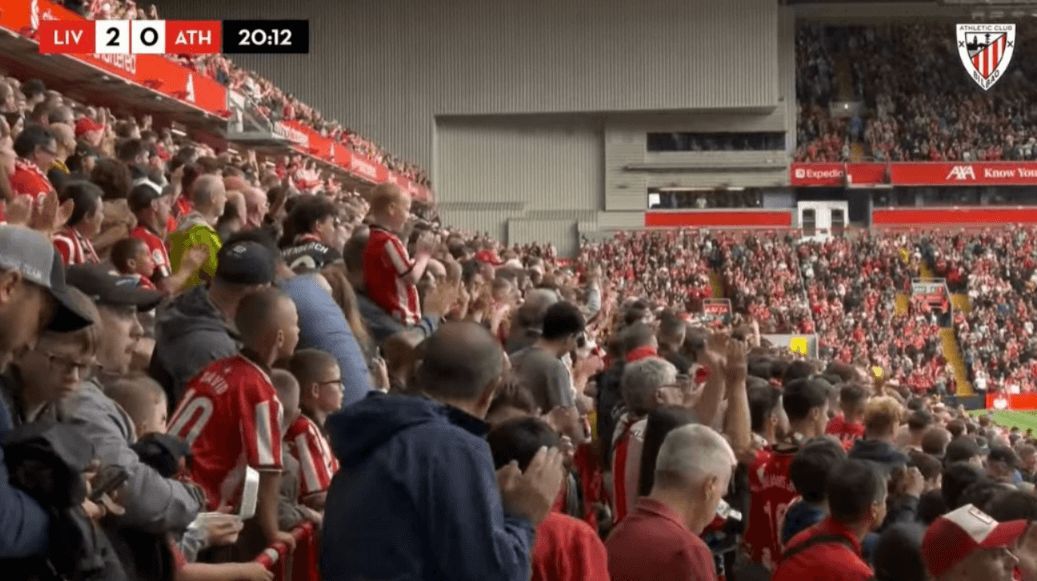  La grada de los leones aplaude.