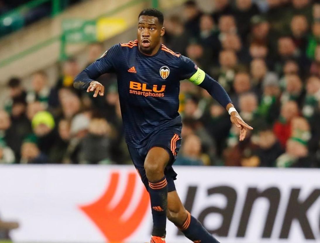 Kondogbia como capitán en Celtic Park. Fue uno de los jugadores cedidos