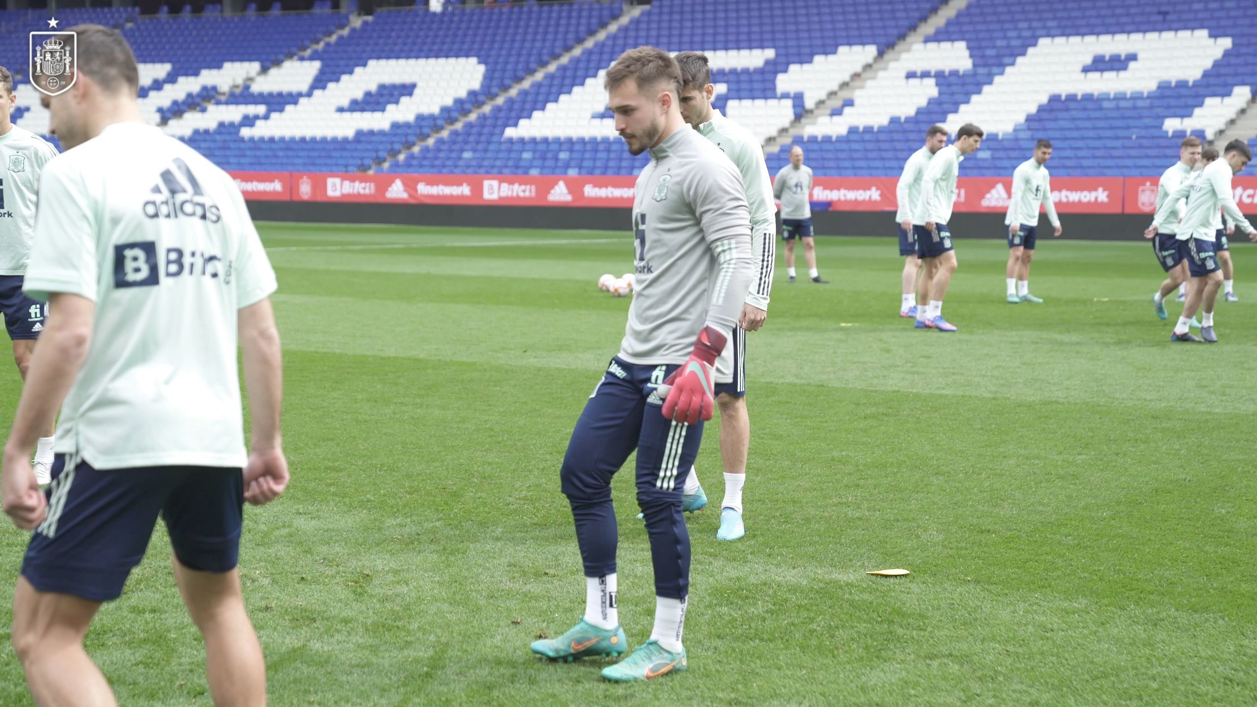 El portero Arnau Tenas, novedad en el entrenamiento de la selección en el RCDE Stadium