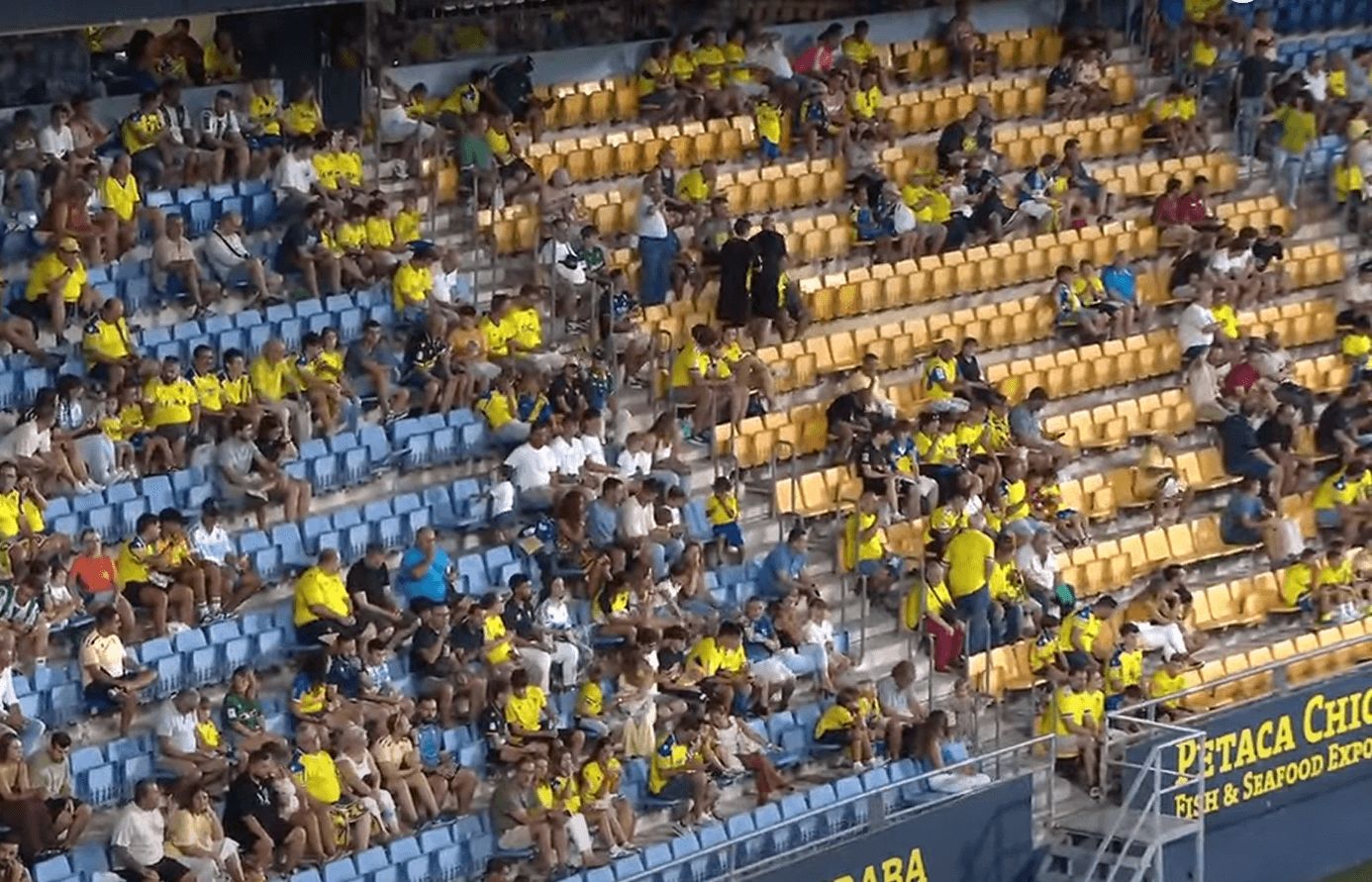 Así lucía el Nuevo Mirandilla en la salida de jugadores en el Trofeo Carranza.