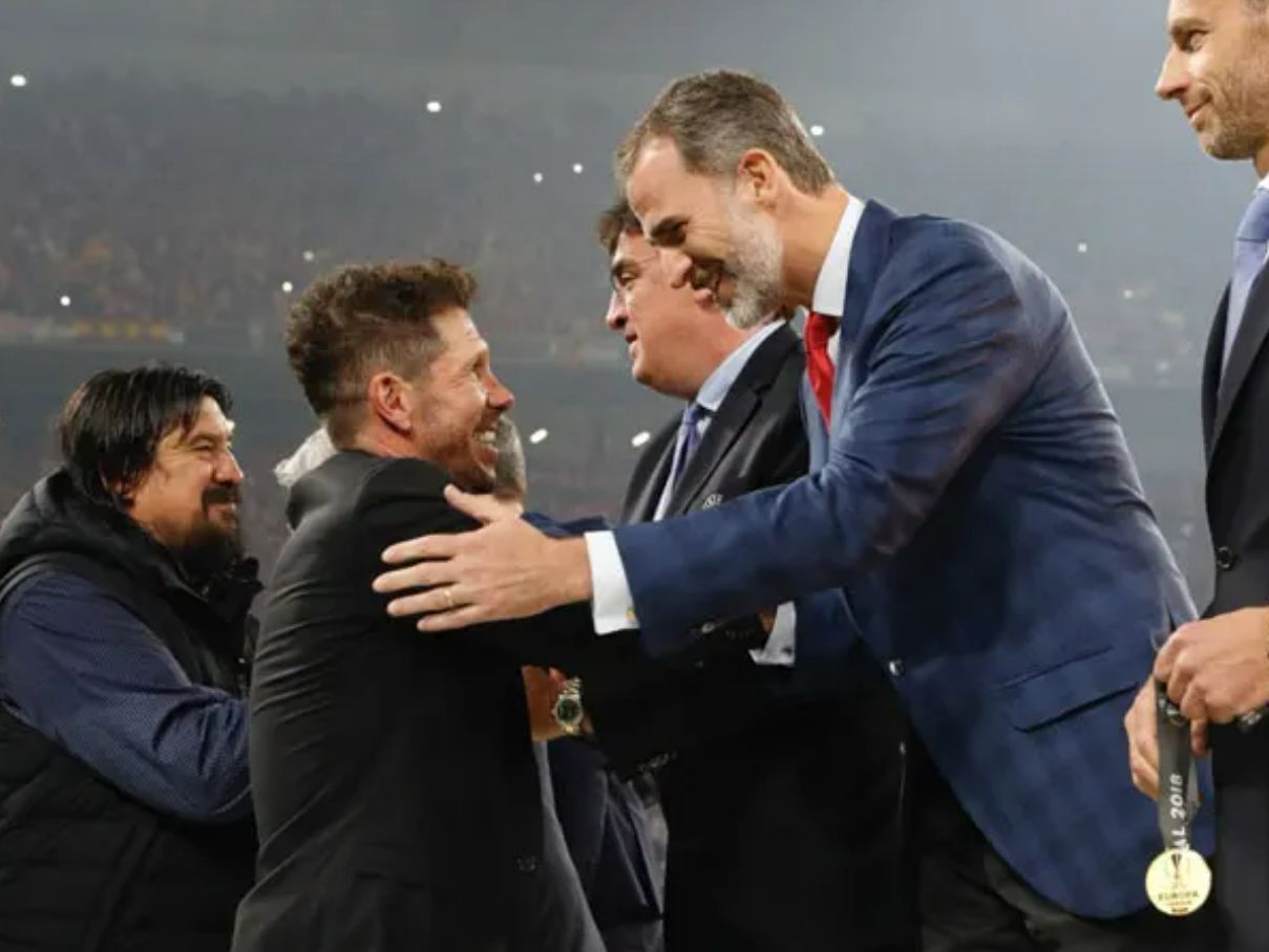  Felipe VI saluda a Simeone en la final de la Europa League en Lyon.