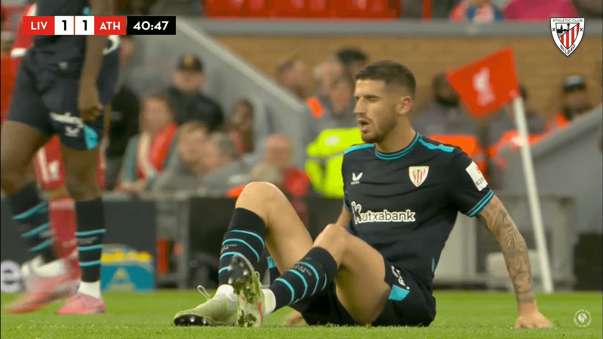 El jugador del Athletic Club Oihan Sancet, tendido en el césped en el partido frente al Liverpool.