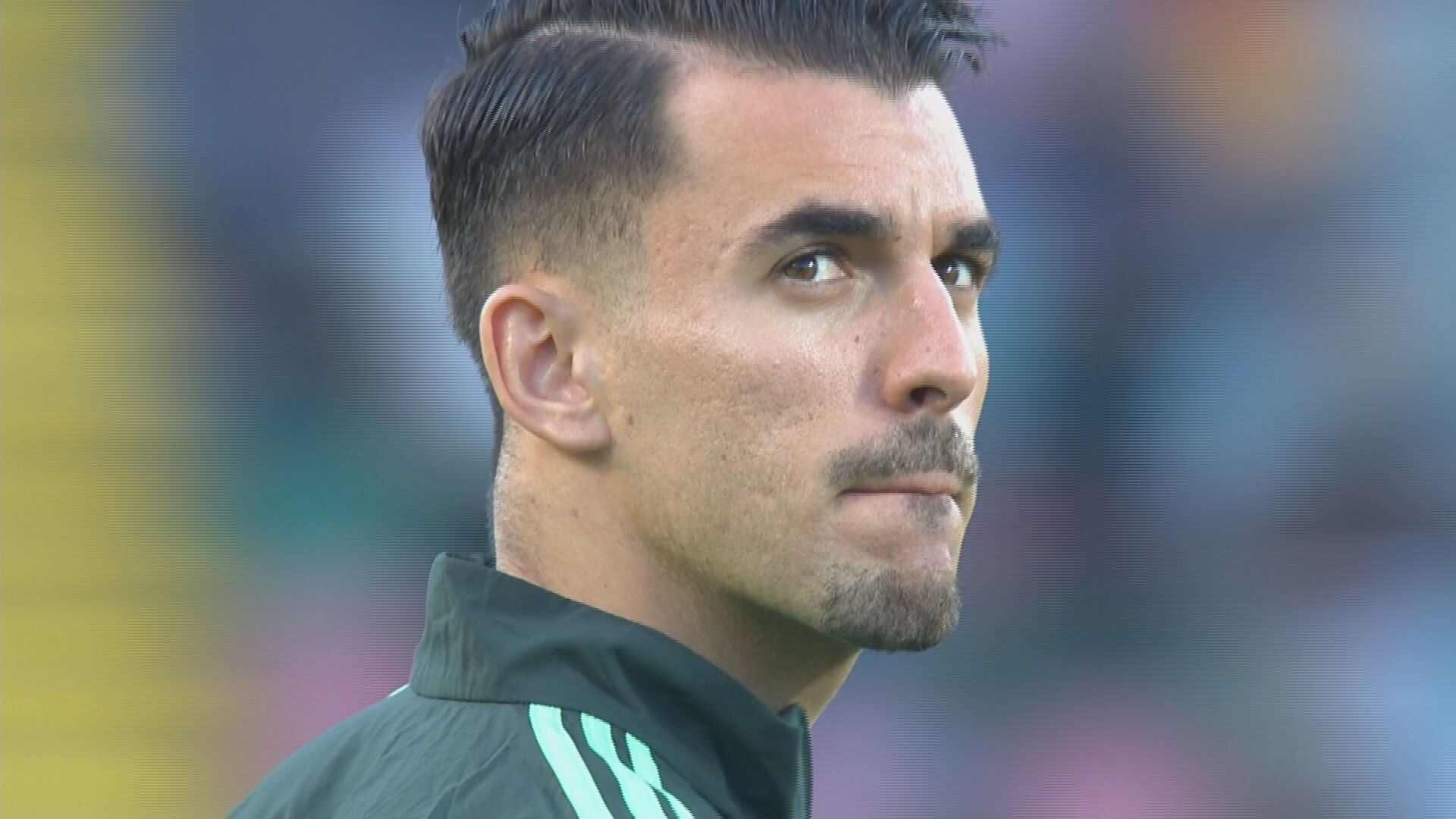  Ceballos revisa el césped antes del Al Ahly - Real Madrid