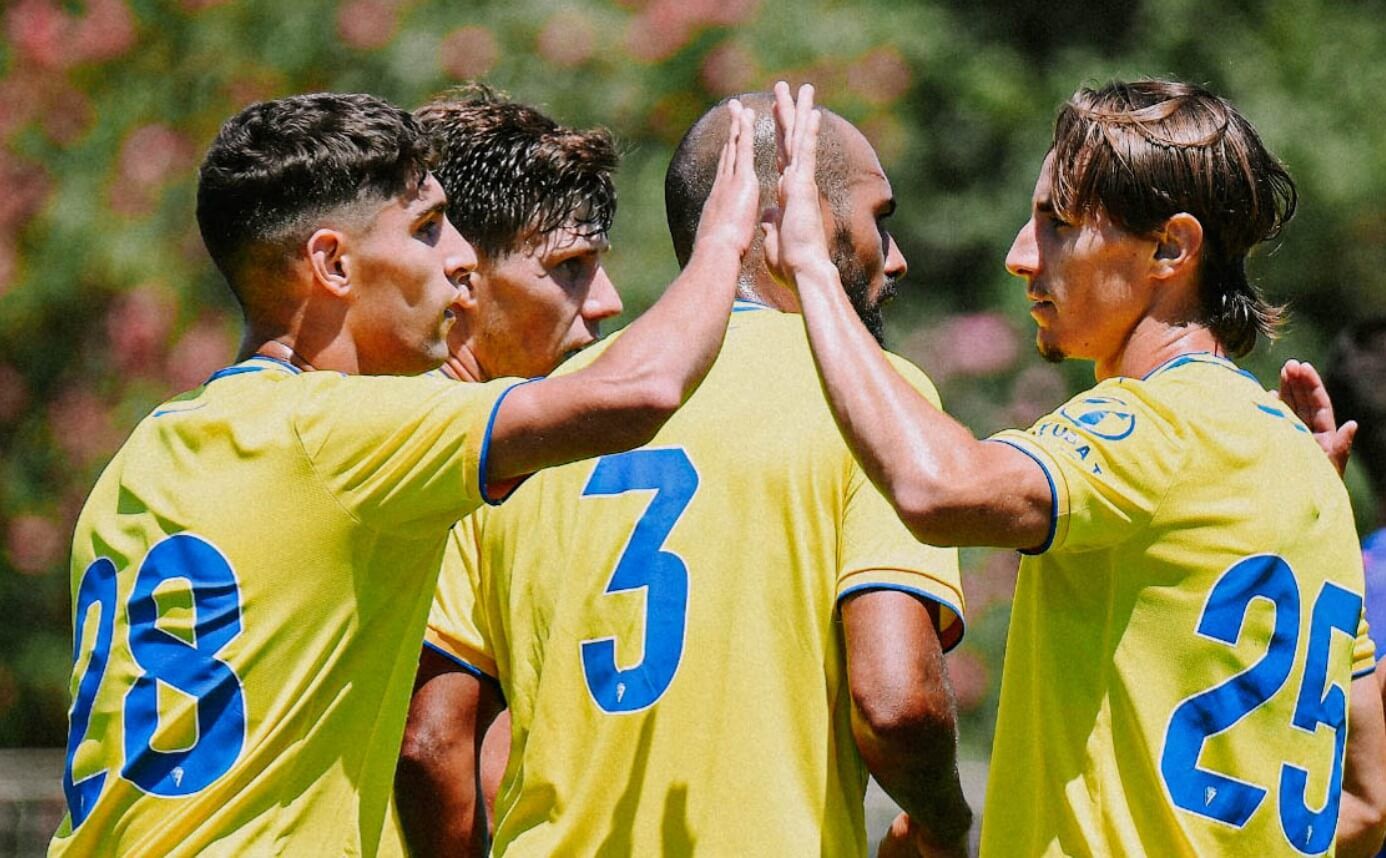  Borja Vázquez y David García celebran un gol en el Cádiz-Las Palmas.