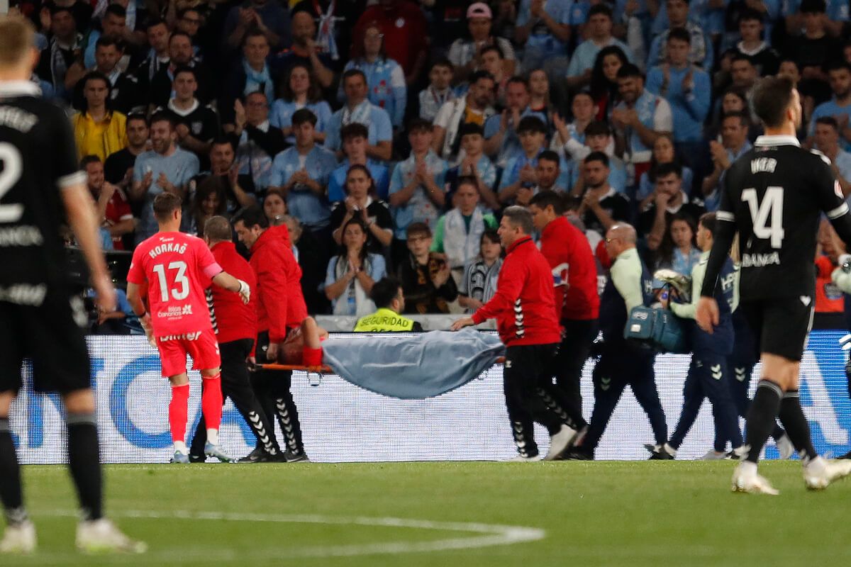  Jasper CIllessen se marcha en camilla del Celta-Las Palmas.