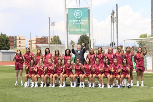  El CEO de Iberdrola España visita a la selección española de futbol femenino.