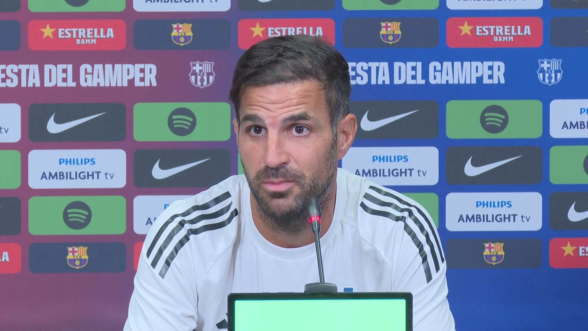  Cesc Fábregas abre la puerta del Como 1907 a Iñaki Peña.